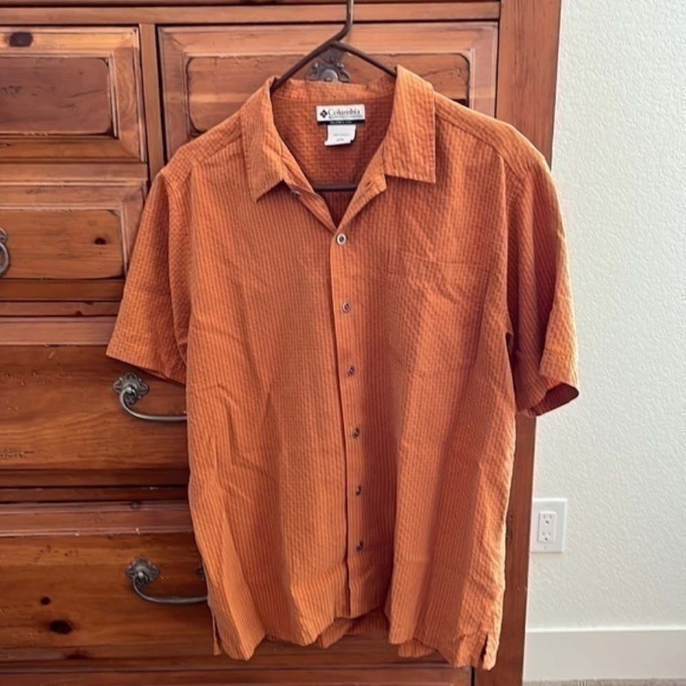 Columbia Men’s light rust colored shirt size medium EUC